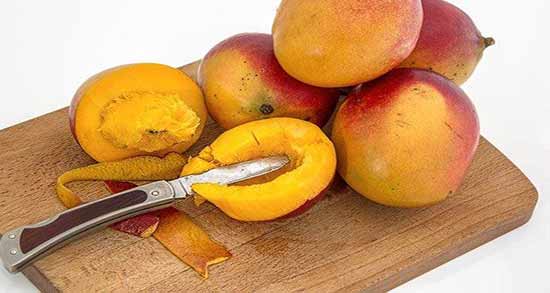 خواص انبه در شیردهی ؛ تاثیر خوردن میوه انبه برای خوش طعم شدن شیر مادر