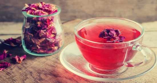 خواص گلاب در چایی ؛ یک قاشق گلاب را به چای تازه دم اضافه کنید