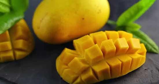 فواید انبه برای معده ؛ خوردن انبه تازه برای کاهش درد و ناراحتی معده