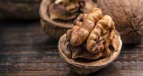 فواید گردو در شیردهی ؛ تقویت و افزایش شیر مادر با مصرف گردو در دوران شیردهی