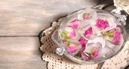 فواید یخ گلاب برای صورت ؛ افزایش جریان خون در زیر پوست با استفاده از یخ گلاب