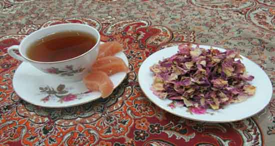 خواص گل محمدی در چای سیاه ؛ خواص بسیار زیاد نوشیدن چای با گل محمدی