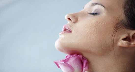 ایا گلاب پوست را تیره میکند ؛ آیا استفاده از گلاب باعث تیرگی پوست می شود؟