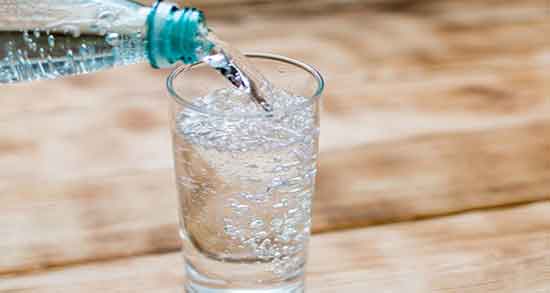 آب گازدار در بارداری نی نی سایت ؛ خاصیت و عوارض مصرف اب گازدار چیست