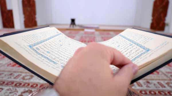 تعبیر خواب قران ورق زدن + معنی قران ورق زدن در خواب چیست
