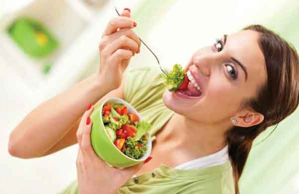 تعبیر خواب غذا خوردن با دست در مهمانی و غذا دادن به بچه با دست