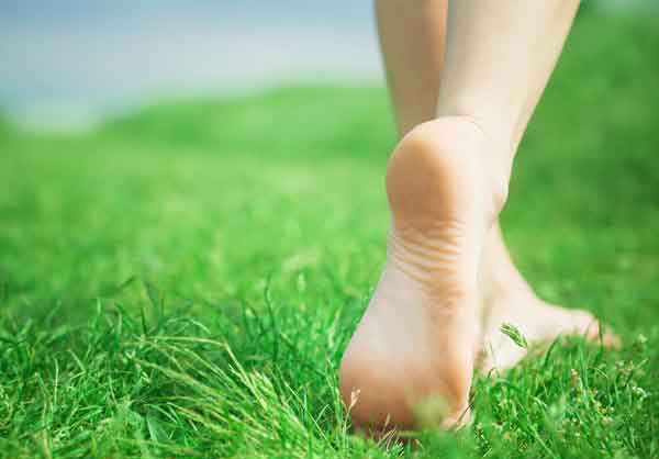 تعبیر خواب پای برهنه یونگ بدون جوراب مرده روی چمن