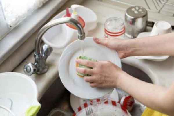 تعبیر خواب ظرف شستن برای دیگران خانه شخص مرده از نظر امام صادق و ابن سیرین