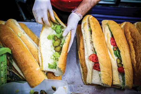 تعبیر خواب ساندویچ فروشی و خریدن ساندویچ کالباس خوشمزه در خواب دختر مجرد