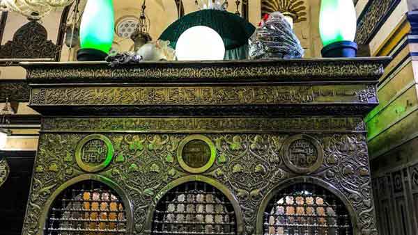 تعبیر خواب زیارت امامزاده در خواب دختر متاهل همراه با مادر فوت شده