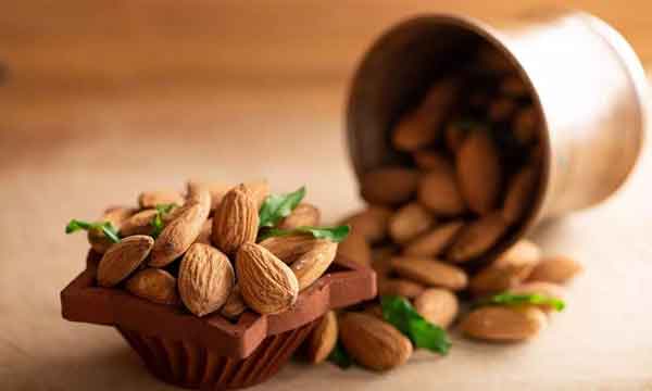 تعبیر خواب بادام شکستن و خوردن و دادن به زن باردار در خواب زن متاهل