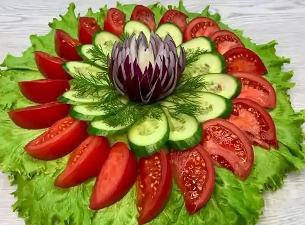 مدل سالاد کاهو + جدیدترین تزیین سالاد کاهو با گوجه و خیار برای سفره ای جذاب