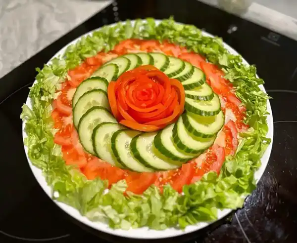 مدل سالاد کاهو + جدیدترین تزیین سالاد کاهو با گوجه و خیار برای سفره ای جذاب