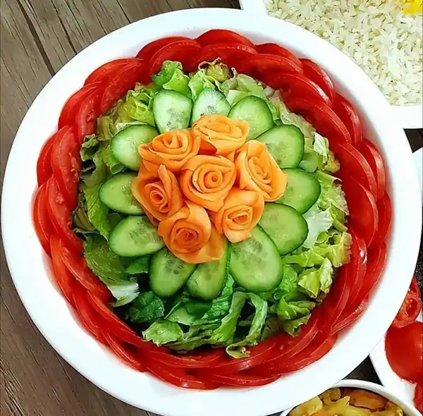مدل سالاد کاهو + جدیدترین تزیین سالاد کاهو با گوجه و خیار برای سفره ای جذاب